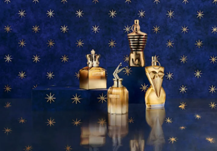 Vizionarul Jean Paul Gaultier a îmbinat moda și parfumul într-o poveste unică>