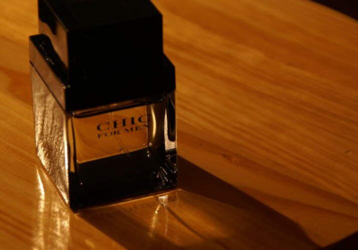 Cele mai bune parfumuri lemnoase care îți subliniază eleganța naturală>