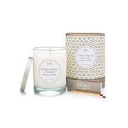 Lumânare parfumată KOBO Coterie Green Pearl iasomie (11 oz / 312 g)
