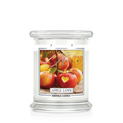 Lumanare Kringle Candle Apple Love lumanare medie cu 2 fitiluri parfumate (411g)