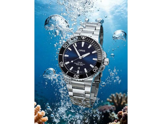 oris-aquis-01-733-7730-4135-07-8-24-05peb-front-blue-dial-silver-bracelet-emotional-under-water.jpg