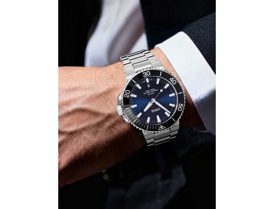 oris-aquis-01-733-7730-4135-07-8-24-05peb-hand-shot-model-blue-dial-silver-bracelet.jpg