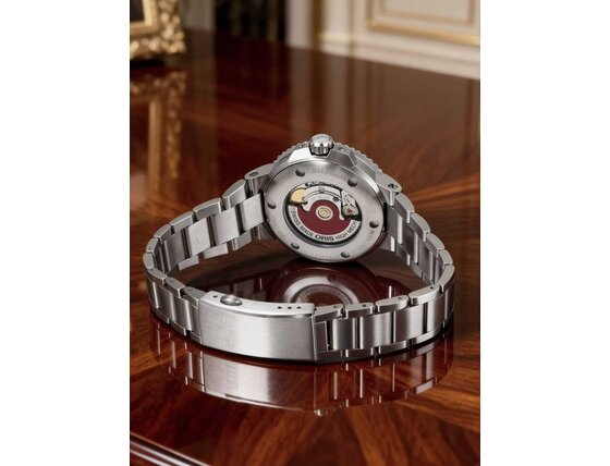 oris_aquis_01_733_7730_4135-07_8_24_05peb_blue_dial_silver_bracelet_backside.jpg